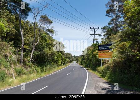 AUCKLAND, NOUVELLE-ZÉLANDE - 21 novembre 2019 : Auckland / Nouvelle-Zélande - 27 2019 novembre : vue sur le panneau de signalisation routière du parc régional des Waitakere Ranges Banque D'Images