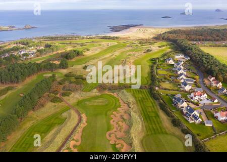 Vue aérienne du parcours de golf de Fidra Links au club de golf d'Archerfield Links à East Lothian, en Écosse, au Royaume-Uni Banque D'Images