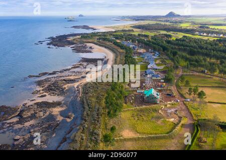 Vue aérienne de grandes maisons de luxe modernes construites à côté de Firth of Forth à Archerfield Estate à East Lothian, Écosse, Royaume-Uni Banque D'Images