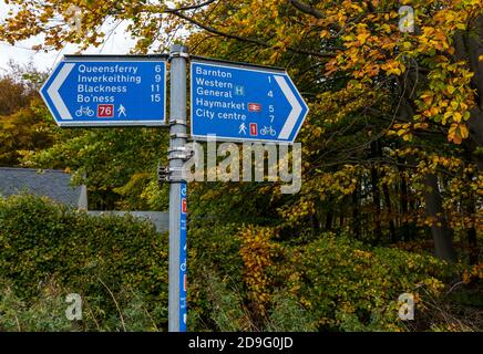 Panneau indiquant les itinéraires à pied et à vélo pour les pistes cyclables 1 et 76 avec arbres d'automne, Édimbourg, Écosse, Royaume-Uni Banque D'Images