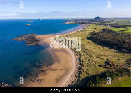 Vue aérienne de la plage de Yellowcraigs sur Firth of Forth à East Lothian, Écosse, Royaume-Uni Banque D'Images