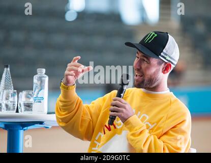 Mark Cavendish parle lors d'un Q&R avant de courir au championnat de six jours de course à Lee Valley Velodrome, Londres Banque D'Images