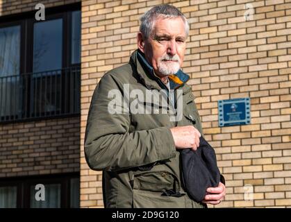 Dr Mike Ewart, Directeur du Scottish International Education Trust SIET fondé par Sir Sean Connery Memorial plaque, Fountainbridge, Édimbourg, Écosse Banque D'Images