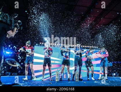 Katie Archibald et Neah Evans ont dirigé une équipe un-deux-trois pour la Grande-Bretagne alors qu'ils ont gagné la réunion de six jours à Londres. Elinor Barker et Laura Kenny ont terminé deuxième, tandis qu'Emily Nelson et Manon Lloyd sont arrivés troisième. Les cavaliers participaient au championnat de six jours de course à Lee Valley Velodrome, Londres Banque D'Images