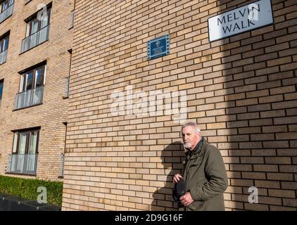 Dr Mike Ewart, Directeur du Scottish International Education Trust SIET fondé par Sir Sean Connery Memorial plaque, Fountainbridge, Édimbourg, Écosse Banque D'Images