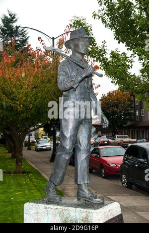 Statue de bûcherons à Shelton, Washington, commémorant les gens de l'industrie du bois (travail du bois). Banque D'Images