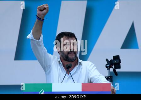 Rome, Italie. 19 octobre 2019. Matteo Salvini, chef de la partie Lega, sur scène lors de la ''fierté italienne'' à Piazza San Giovanni, qui réunit les partis de droite italiens Lega, Fratelli d'Italia et Forza Italia. Crédit: Vincenzo Nuzzolese/SOPA Images/ZUMA Wire/Alamy Live News Banque D'Images