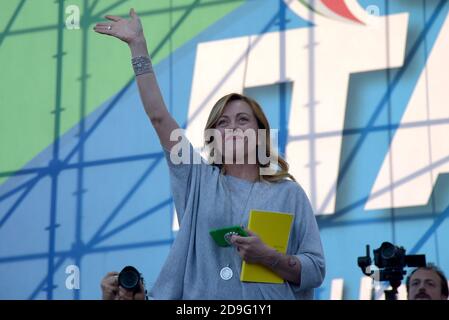 Rome, Italie. 19 octobre 2019. Giorgia Meloni, leader du parti des Frères d'Italie, salue le public lors de l'événement ''la fierté italienne'' à la Piazza San Giovanni qui réunit les partis de droite italiens, Lega, Fratelli d'Italia et Forza Italia. Crédit: Vincenzo Nuzzolese/SOPA Images/ZUMA Wire/Alamy Live News Banque D'Images