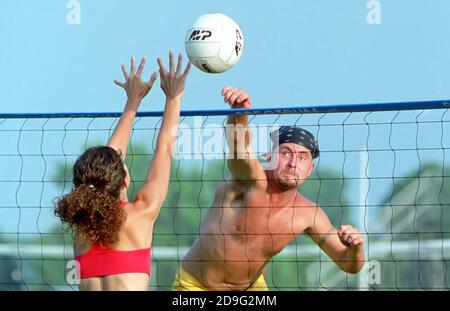 Sports de volley-ball avec des équipes de 4 personnes, hommes, femmes et collègues Banque D'Images