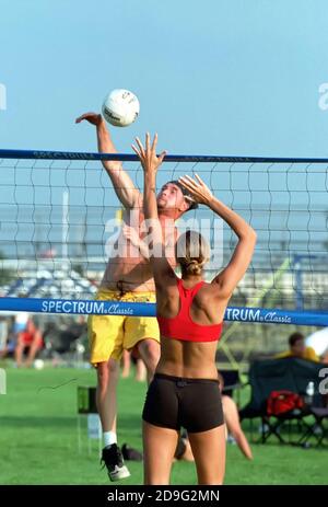 Sports de volley-ball avec des équipes de 4 personnes, hommes, femmes et collègues Banque D'Images