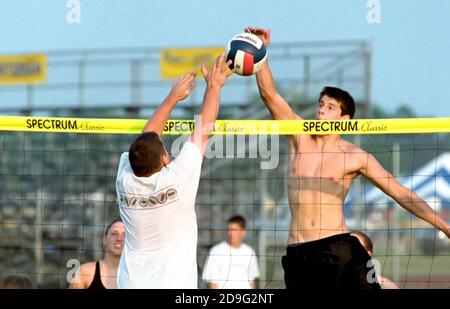 Sports de volley-ball avec des équipes de 4 personnes, hommes, femmes et collègues Banque D'Images