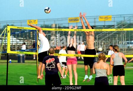 Sports de volley-ball avec des équipes de 4 personnes, hommes, femmes et collègues Banque D'Images