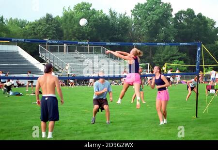 Sports de volley-ball avec des équipes de 4 personnes, hommes, femmes et collègues Banque D'Images