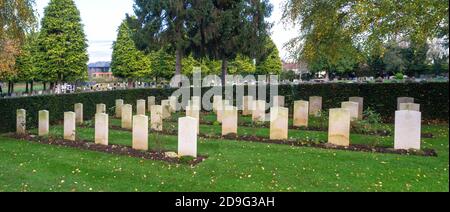 Le site de Commonwealth War graves au cimetière de Botley Road, Oxford, Oxfordshire, Royaume-Uni (au crépuscule). PHOTO : tombes de la vache allemande séparées dans un coin tranquille. Banque D'Images
