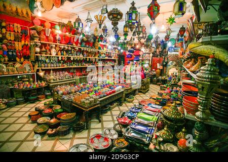 Boutique de souvenirs, Souk de Marrakech, Maroc. Banque D'Images