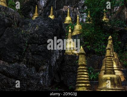 Krabi, Thaïlande- Mars 29 2019: Temple du tigre décoratif de couleur or cloches statue Banque D'Images