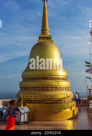 Krabi, Thaïlande- Mars 29 2019: Cloche décorative d'or de temple de tigre, visiteurs touristiques à l'heure du coucher du soleil Banque D'Images