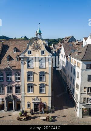 Schaffhausen, Suisse - juin 30.2019 : la place Fronwagplatz de l'ancien centre-ville de Schaffhausen avec l'horloge astronomique (construite dans les années 1560) Banque D'Images