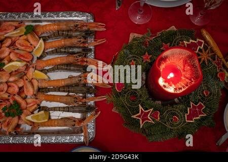 Crevettes servies pour la veille de noël Banque D'Images