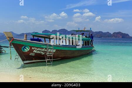 Krabi, Thaïlande- Mars 29 2019:bateau traditionnel à longue queue de bois dans l'eau tirquese bleu, excursion des îles Banque D'Images