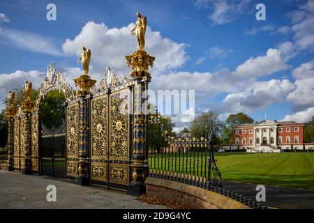 L'hôtel de ville de Warrington, appelé à l'origine Bank Hall, Cheshire, portes de parc en fonte, jetées et lampes associées, est classé au niveau II* Banque D'Images