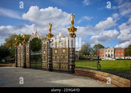 L'hôtel de ville de Warrington, appelé à l'origine Bank Hall, Cheshire, portes de parc en fonte, jetées et lampes associées, est classé au niveau II* Banque D'Images