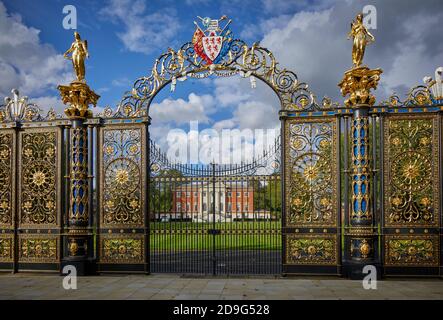 L'hôtel de ville de Warrington, appelé à l'origine Bank Hall, Cheshire, portes de parc en fonte, jetées et lampes associées, est classé au niveau II* Banque D'Images