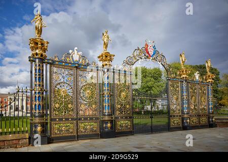 L'hôtel de ville de Warrington, appelé à l'origine Bank Hall, Cheshire, portes de parc en fonte, jetées et lampes associées, est classé au niveau II* Banque D'Images