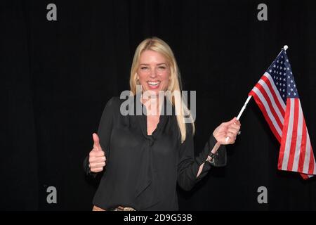 BOCA RATON, FL - NOVEMBRE 04: (COUVERTURE EXCLUSIVE) Ron DeSantis, et son épouse Casey DeSantis avec le procureur général PAM Bondi posent la scène avec le drapeau d'Amérique à Boca Raton le 4 novembre 2018 à Boca Raton, Floride. Personnes: PAM Bondi crédit: Hoo-me / MediaPunch Banque D'Images