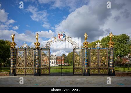 L'hôtel de ville de Warrington, appelé à l'origine Bank Hall, Cheshire, portes de parc en fonte, jetées et lampes associées, est classé au niveau II* Banque D'Images