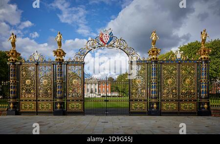 L'hôtel de ville de Warrington, appelé à l'origine Bank Hall, Cheshire, portes de parc en fonte, jetées et lampes associées, est classé au niveau II* Banque D'Images