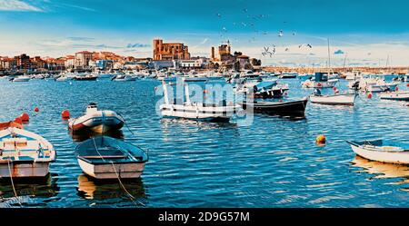 Paysage paysage de port de pêche.Cityscape et bateaux dans la mer.Cantabria village.Castrourdiales.belle horizon panoramique en Espagne point de repère. Banque D'Images