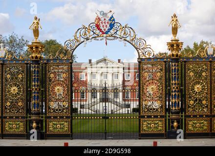 L'hôtel de ville de Warrington, appelé à l'origine Bank Hall, Cheshire, portes de parc en fonte, jetées et lampes associées, est classé au niveau II* Banque D'Images