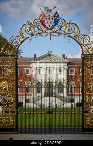 L'hôtel de ville de Warrington, appelé à l'origine Bank Hall, Cheshire, portes de parc en fonte, jetées et lampes associées, est classé au niveau II* Banque D'Images