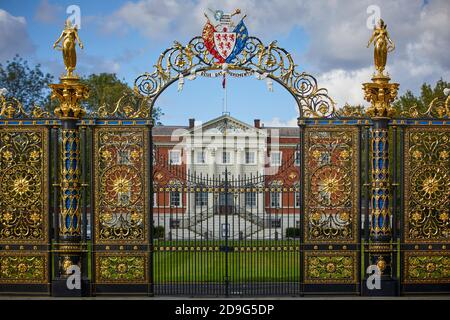 L'hôtel de ville de Warrington, appelé à l'origine Bank Hall, Cheshire, portes de parc en fonte, jetées et lampes associées, est classé au niveau II* Banque D'Images