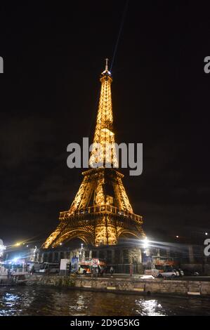 Tour Eiffel illuminée la nuit à Paris France prises à partir de la Sienne river Banque D'Images