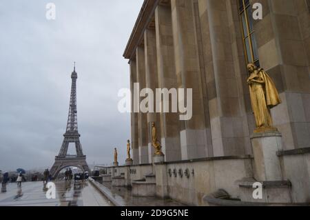Vue de la majestueuse et ancienne Tour Eiffel depuis le Trocadéro un jour nuageux à Paris France Banque D'Images