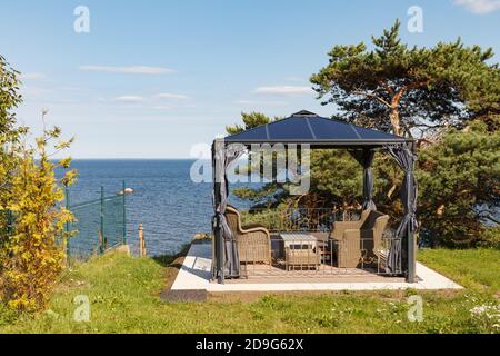 Coin salon pour le repos et les fêtes avec chaises et table dans la résidence privée sur la côte de la mer Baltique. Mobilier d'extérieur en bois, table et chaise Banque D'Images