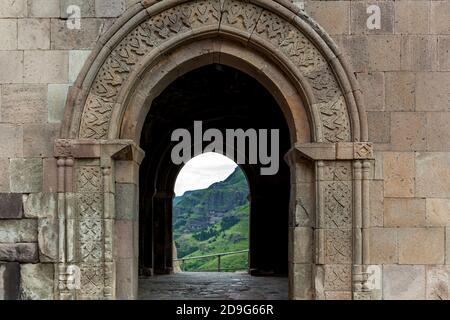 Grotte ville-monastère Vardzia. Vardzia est située dans les montagnes Erusheti sur la rive gauche de la rivière Kura. Vue du monastère à la rivière val Banque D'Images