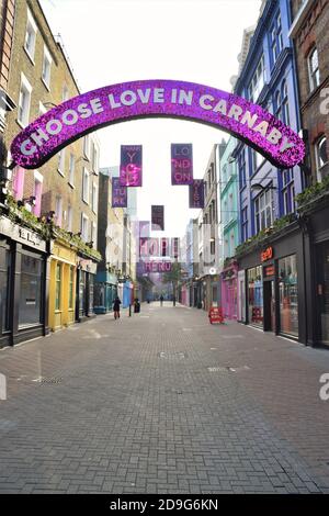 Vue de jour d'une rue vide et déserte de Carnaby Street avec des magasins fermés et des décorations d'hiver.la plupart des magasins, restaurants et entreprises ont fermé alors que le deuxième verrouillage national de Covid 19 de long mois commence en Angleterre. Banque D'Images