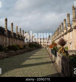 Vicars' Close, à Wells, Somerset, Royaume-Uni. Rue de maisons mitoyennes médiévales avec cheminées emblématiques la cathédrale. Les bâtiments abritaient autrefois les vigars Choral. Banque D'Images