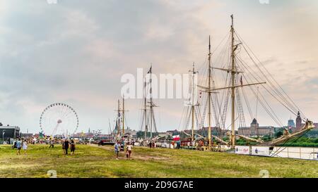 Szczecin, Pologne, juin 2019 Parc d'attractions et grands bateaux à Odra River Boulevards. Des foules de touristes appréciant le festival des jours de la mer Banque D'Images