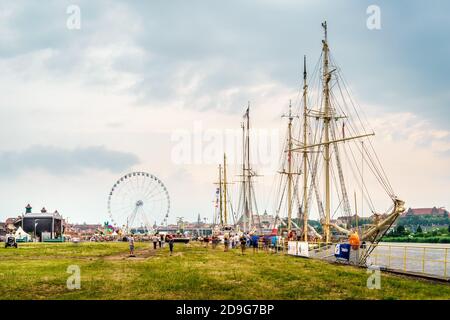 Szczecin, Pologne, juin 2019 Parc d'attractions et grands bateaux à Odra River Boulevards. Des foules de touristes appréciant le festival des jours de la mer Banque D'Images