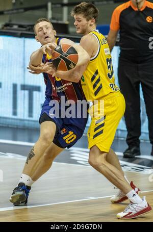 Berlin, Allemagne. 05ème novembre 2020. Basket-ball: EuroLeague, Alba Berlin - FC Barcelone, partie principale, 7e match, Mercedes-Benz Arena. Rolands Smits (l) du FC Barcelona lutte contre Albas Ben Lammers pour le ballon. Credit: Andreas Gora/dpa/Alay Live News Banque D'Images