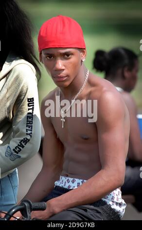 Portrait d'un homme afro-américain noir à capuchon rouge Banque D'Images