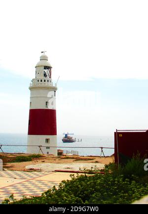 2007 photographie -épave du Panama enregistré MV NOUVELLE FLAMME couchée à moitié couchée au large du phare d'Europa point, Gibraltar -- le navire de cargaison panaméenne en vrac a heurté avec la poupe du torm Gertrud, un pétrolier danois à double coque, le 12 août 2007. Elle a fini partiellement submergé dans le détroit de Gibraltar, se brisant en décembre 2007 et n'a pu être récupérée. La cargaison a été récupérée et la section de la poupe retirée pour la mise au rebut. Le capitaine a été arrêté pour son départ sans permission. Il a été construit en 1994 et s'appelait à l'origine Skaustrand. Banque D'Images