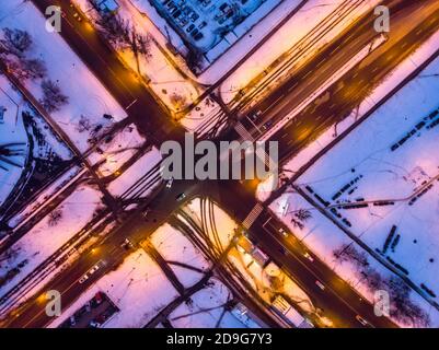 Vue aérienne sur la drone au coucher du soleil d'hiver. Carrefour des allées dans le quartier résidentiel Banque D'Images