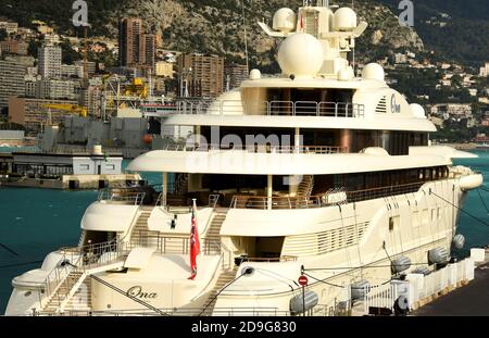 Monaco, Europe - janvier 2018 : vue panoramique du yacht de luxe "Ona" amarré dans le port Banque D'Images