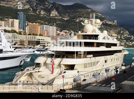 Monaco, Europe - janvier 2018 : vue panoramique du yacht de luxe "Ona" amarré dans le port Banque D'Images