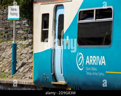 Blaenau Festinog, pays de Galles - Mai 2009: Arriva trains Wales train "Sprinter" arrêté à la gare avec le signe de la gare en arrière-plan Banque D'Images